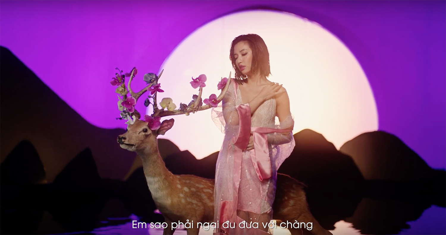 Bích Phương gây tranh cãi khi mặc hở hang đọc thơ lục bát, tạo liên tưởng nhạy cảm với tên MV mới - 3 Bích Phương gây tranh cãi khi mặc hở hang đọc thơ lục bát, tạo liên tưởng nhạy cảm với tên MV mới - 3