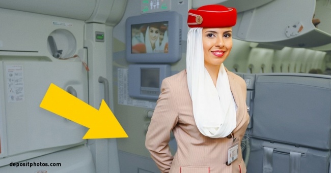 Vì sao tiếp viên hàng không thường khoanh tay sau lưng khi chào khách? Vì sao tiếp viên hàng không thường khoanh tay sau lưng khi chào khách?