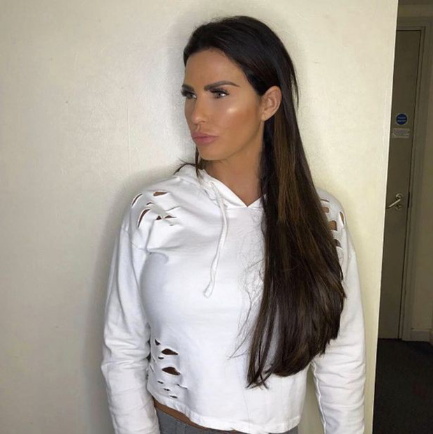 Thảm họa dao kéo hot nhất nước Anh Katie Price: Từng đẹp đến mức Ronaldo mê đắm, bỏ rơi mẹ già ung thư vì nghiện thẩm mỹ - 7 Thảm họa dao kéo hot nhất nước Anh Katie Price: Từng đẹp đến mức Ronaldo mê đắm, bỏ rơi mẹ già ung thư vì nghiện thẩm mỹ - 7