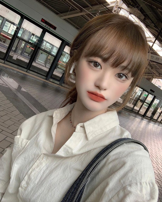 Gái Hàn luôn có tóc mái bồng bềnh tự nhiên cả ngày dài là nhờ một thủ thuật vô cùng đặc biệt - 4 Gái Hàn luôn có tóc mái bồng bềnh tự nhiên cả ngày dài là nhờ một thủ thuật vô cùng đặc biệt - 4
