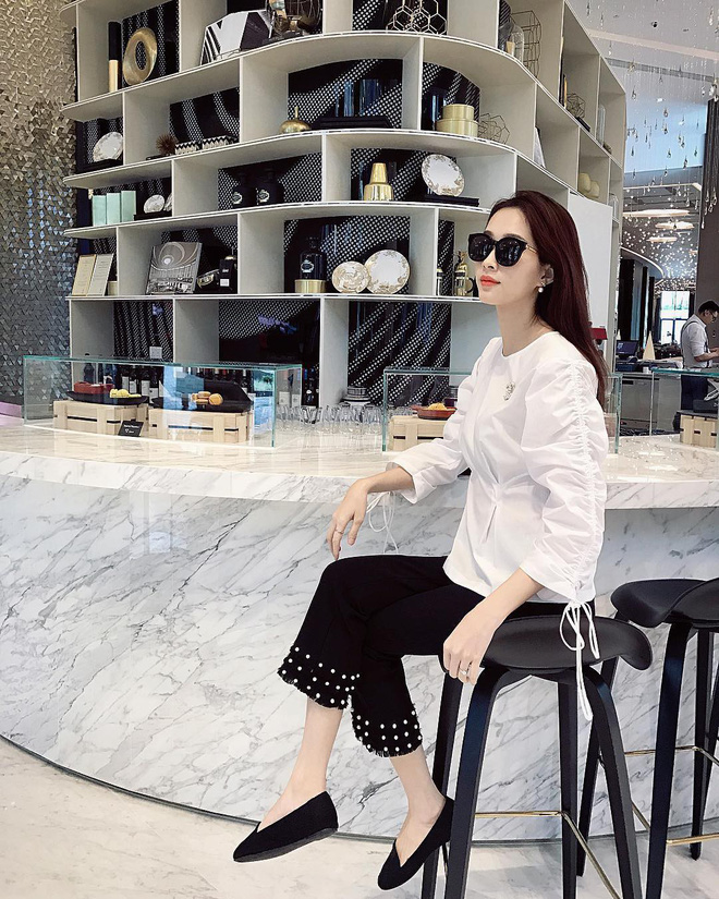 Đối lập như Hà Tăng và Hoa hậu Thu Thảo: Cùng mê áo trắng nhưng người đậm chất công sở, người lại 'hack' tuổi tài tình - 1 Đối lập như Hà Tăng và Hoa hậu Thu Thảo: Cùng mê áo trắng nhưng người đậm chất công sở, người lại 'hack' tuổi tài tình - 1