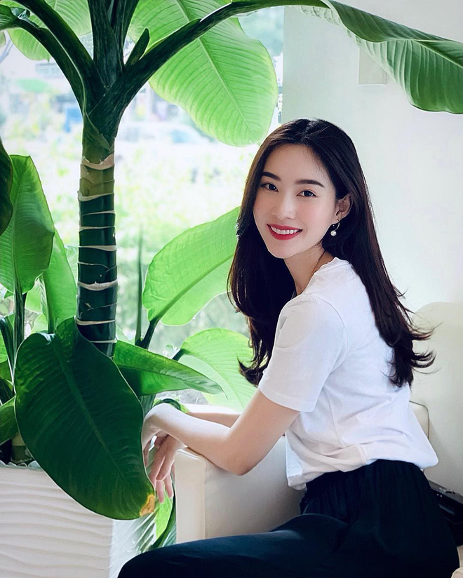 Đối lập như Hà Tăng và Hoa hậu Thu Thảo: Cùng mê áo trắng nhưng người đậm chất công sở, người lại 'hack' tuổi tài tình - 2 Đối lập như Hà Tăng và Hoa hậu Thu Thảo: Cùng mê áo trắng nhưng người đậm chất công sở, người lại 'hack' tuổi tài tình - 2