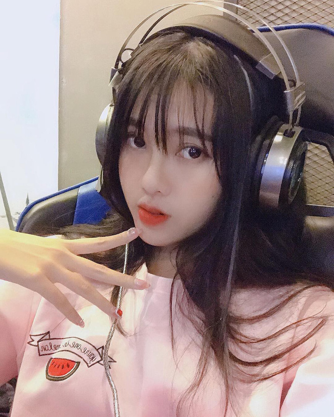 Nữ streamer nổi bật với chiều cao 1m77: Mất người yêu vì công việc, luôn bị định kiến rằng 'chân dài, não ngắn' Nữ streamer nổi bật với chiều cao 1m77: Mất người yêu vì công việc, luôn bị định kiến rằng 'chân dài, não ngắn'