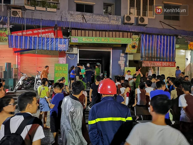 Cháy kiot chân toà nhà, hàng trăm người dân chung cư Kim Văn - Kim Lũ hoảng hốt tháo chạy - 2 Cháy kiot chân toà nhà, hàng trăm người dân chung cư Kim Văn - Kim Lũ hoảng hốt tháo chạy - 2