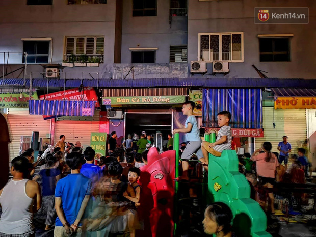 Cháy kiot chân toà nhà, hàng trăm người dân chung cư Kim Văn - Kim Lũ hoảng hốt tháo chạy - 3 Cháy kiot chân toà nhà, hàng trăm người dân chung cư Kim Văn - Kim Lũ hoảng hốt tháo chạy - 3