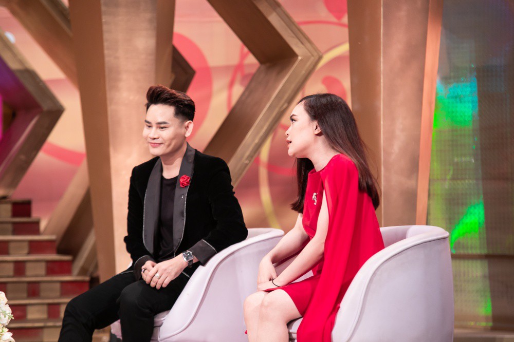 MC VTV Hồng Phúc gây choáng khi chia sẻ yêu vợ 9 năm không làm 'chuyện ấy', đêm tân hôn 'ai đứng ngoài hành lang cũng nghe thấy!' - 5 MC VTV Hồng Phúc gây choáng khi chia sẻ yêu vợ 9 năm không làm 'chuyện ấy', đêm tân hôn 'ai đứng ngoài hành lang cũng nghe thấy!' - 5