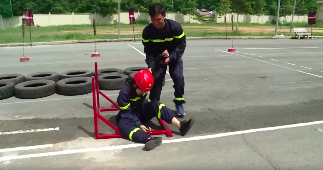 Mỹ nhân hành động: Trương Quỳnh Anh ngã đau khiến Phương Oanh hoảng hốt sợ hãi - 2 Mỹ nhân hành động: Trương Quỳnh Anh ngã đau khiến Phương Oanh hoảng hốt sợ hãi - 2