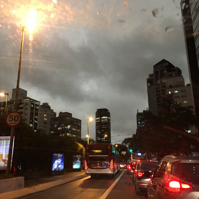 Bầu trời ban ngày tối đen ở Brazil vì cháy rừng Amazon - 8 Bầu trời ban ngày tối đen ở Brazil vì cháy rừng Amazon - 8