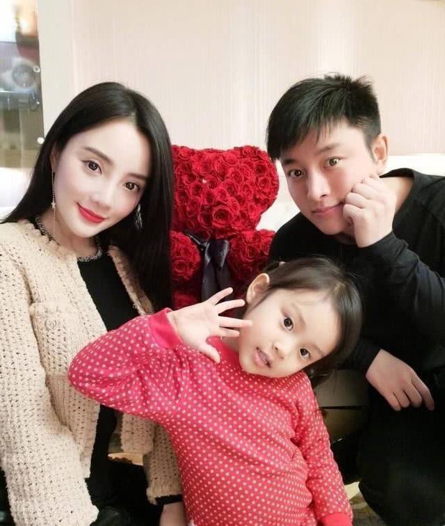 Hậu ly hôn Lý Tiểu Lộ, Giả Nãi Lượng một mình đón con đi chơi, đáng chú ý là biểu cảm của bé Điềm Hinh - 3 Hậu ly hôn Lý Tiểu Lộ, Giả Nãi Lượng một mình đón con đi chơi, đáng chú ý là biểu cảm của bé Điềm Hinh - 3