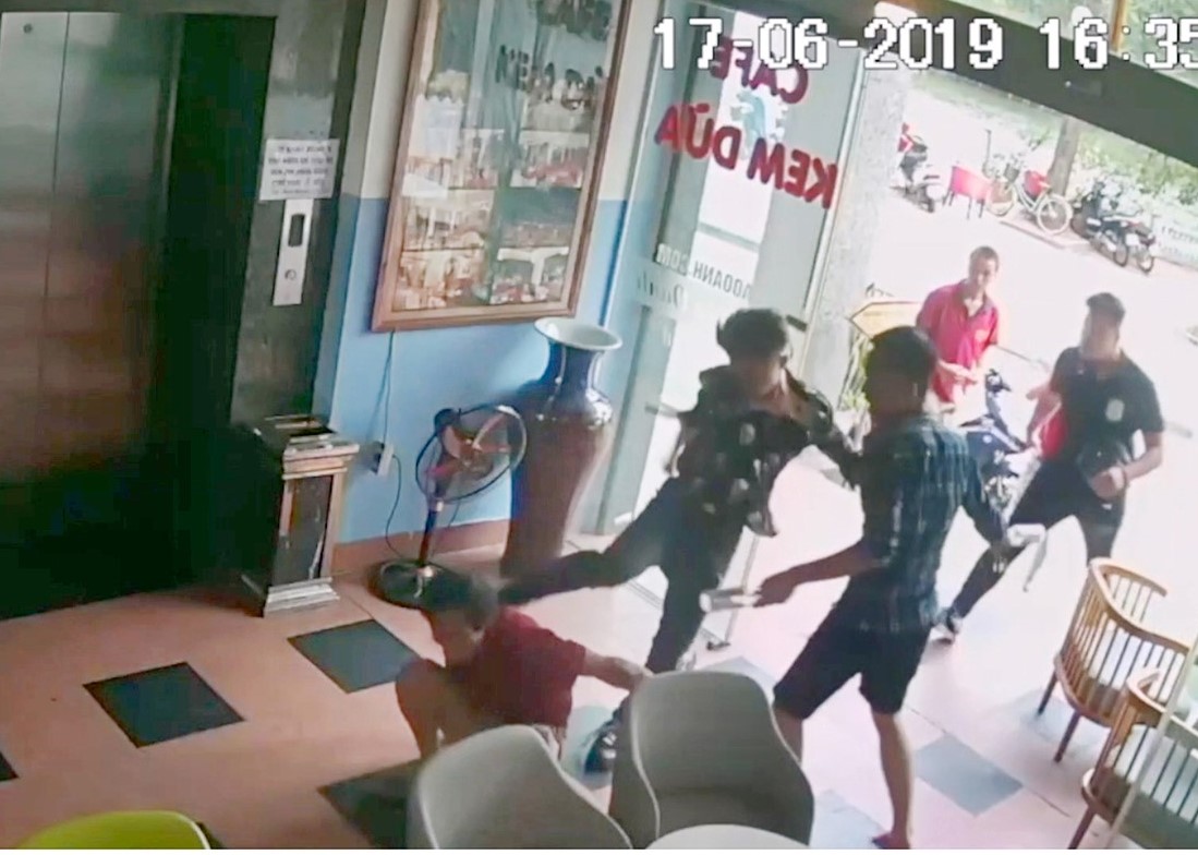 Hà Nội: Băng nhóm côn đồ lộng hành ngay ở quận Ba Đình - 2 Hà Nội: Băng nhóm côn đồ lộng hành ngay ở quận Ba Đình - 2