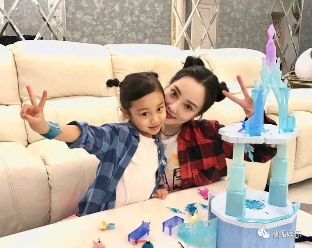 Dân tình bức xúc trước tin Lý Tiểu Lộ đổi tên con gái theo họ mình chỉ 2 năm sau scandal ngoại tình - 5 Dân tình bức xúc trước tin Lý Tiểu Lộ đổi tên con gái theo họ mình chỉ 2 năm sau scandal ngoại tình - 5