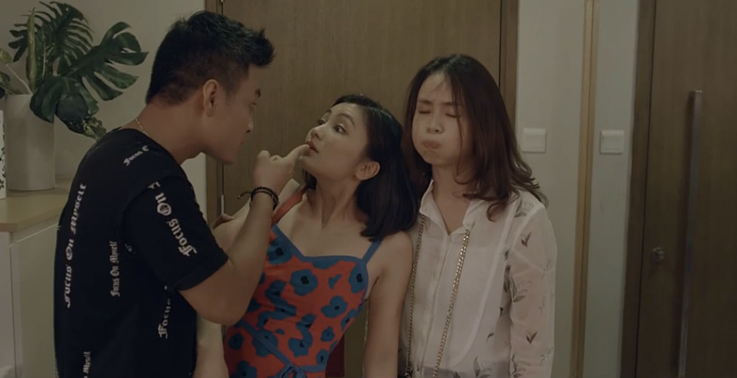 'Hoa hồng trên ngực trái' tập 7: Khuê say khướt ngã vào lòng Bảo trước mặt chồng, fan sung sướng đòi Thái ly dị gấp 'Hoa hồng trên ngực trái' tập 7: Khuê say khướt ngã vào lòng Bảo trước mặt chồng, fan sung sướng đòi Thái ly dị gấp