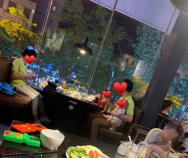 Cô vợ khiến cả nhà hàng ngưỡng mộ vì cưới được ông chồng đảm đang, một tay chăm cả 2 đứa con cho vợ ngồi thảnh thơi xơi nước - 1 Cô vợ khiến cả nhà hàng ngưỡng mộ vì cưới được ông chồng đảm đang, một tay chăm cả 2 đứa con cho vợ ngồi thảnh thơi xơi nước - 1
