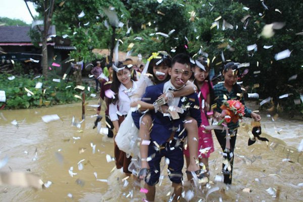 Những đám cưới kinh điển dịp bão về: Khách mặc áo mưa ăn cỗ, cô dâu lội nước vào lễ đường - 3 Những đám cưới kinh điển dịp bão về: Khách mặc áo mưa ăn cỗ, cô dâu lội nước vào lễ đường - 3