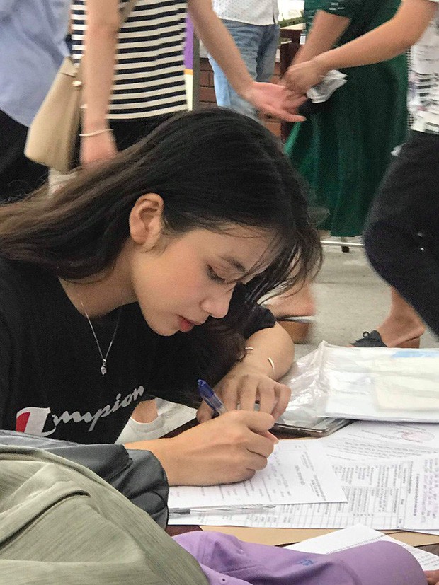 Bị chụp lén khi đang làm thủ tục nhập học, gái xinh đầu bù tóc rối vẫn cuốn hút bất chấp camera thường Bị chụp lén khi đang làm thủ tục nhập học, gái xinh đầu bù tóc rối vẫn cuốn hút bất chấp camera thường