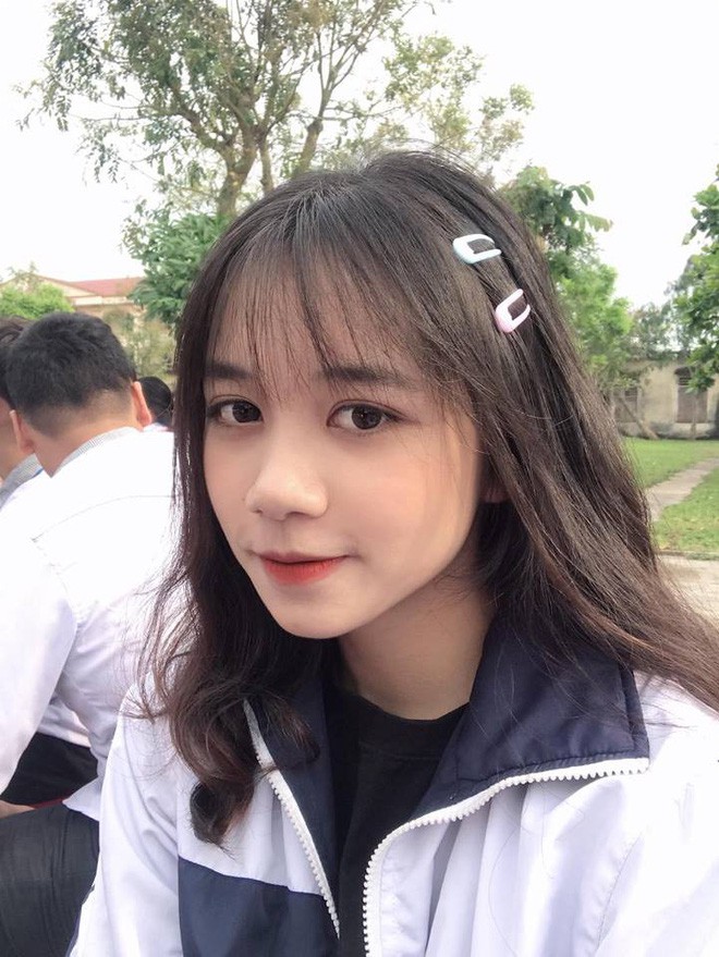 Bị chụp lén khi đang làm thủ tục nhập học, gái xinh đầu bù tóc rối vẫn cuốn hút bất chấp camera thường - 2 Bị chụp lén khi đang làm thủ tục nhập học, gái xinh đầu bù tóc rối vẫn cuốn hút bất chấp camera thường - 2