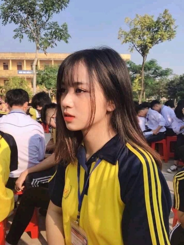 Bị chụp lén khi đang làm thủ tục nhập học, gái xinh đầu bù tóc rối vẫn cuốn hút bất chấp camera thường - 3 Bị chụp lén khi đang làm thủ tục nhập học, gái xinh đầu bù tóc rối vẫn cuốn hút bất chấp camera thường - 3