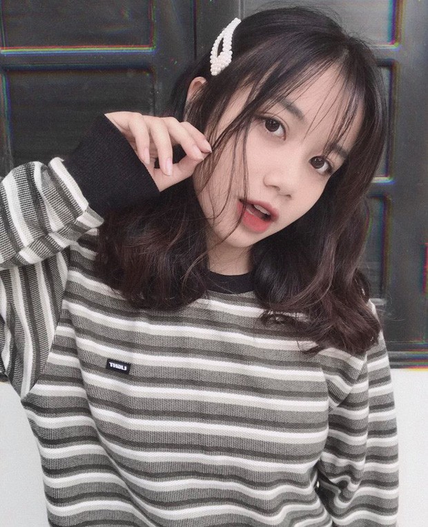 Bị chụp lén khi đang làm thủ tục nhập học, gái xinh đầu bù tóc rối vẫn cuốn hút bất chấp camera thường - 4 Bị chụp lén khi đang làm thủ tục nhập học, gái xinh đầu bù tóc rối vẫn cuốn hút bất chấp camera thường - 4