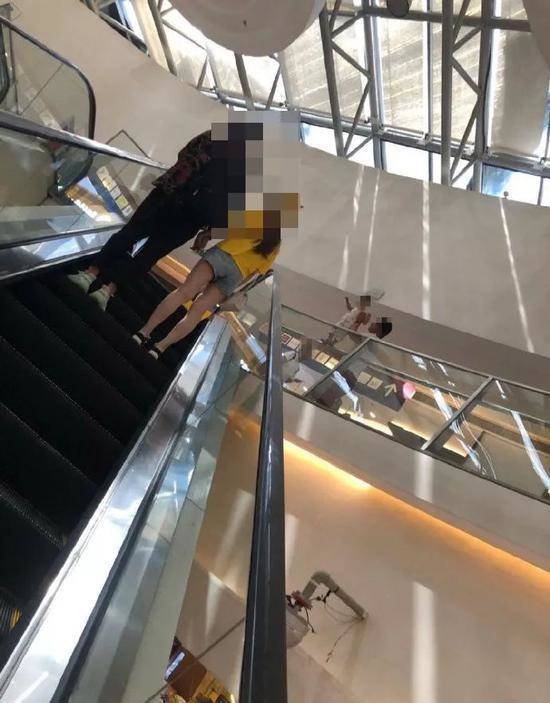 Tưởng ảnh chụp đôi nam nữ, nhìn kĩ mới 'thót tim' vì hành động của ông bố góc phải ảnh Tưởng ảnh chụp đôi nam nữ, nhìn kĩ mới 'thót tim' vì hành động của ông bố góc phải ảnh
