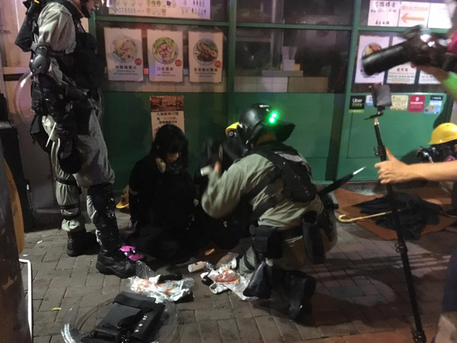 Biểu tình Hong Kong căng thẳng ngoài dự kiến: Lửa cháy dữ dội, cảnh sát 'quyết không nương tay' - 1 Biểu tình Hong Kong căng thẳng ngoài dự kiến: Lửa cháy dữ dội, cảnh sát 'quyết không nương tay' - 1