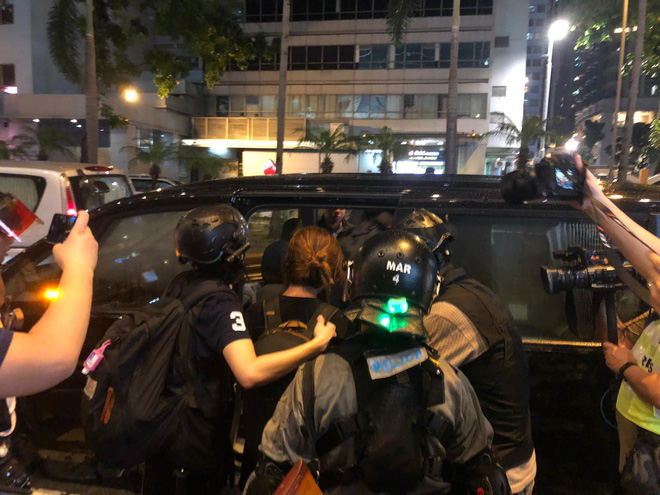 Biểu tình Hong Kong căng thẳng ngoài dự kiến: Lửa cháy dữ dội, cảnh sát 'quyết không nương tay' - 2 Biểu tình Hong Kong căng thẳng ngoài dự kiến: Lửa cháy dữ dội, cảnh sát 'quyết không nương tay' - 2