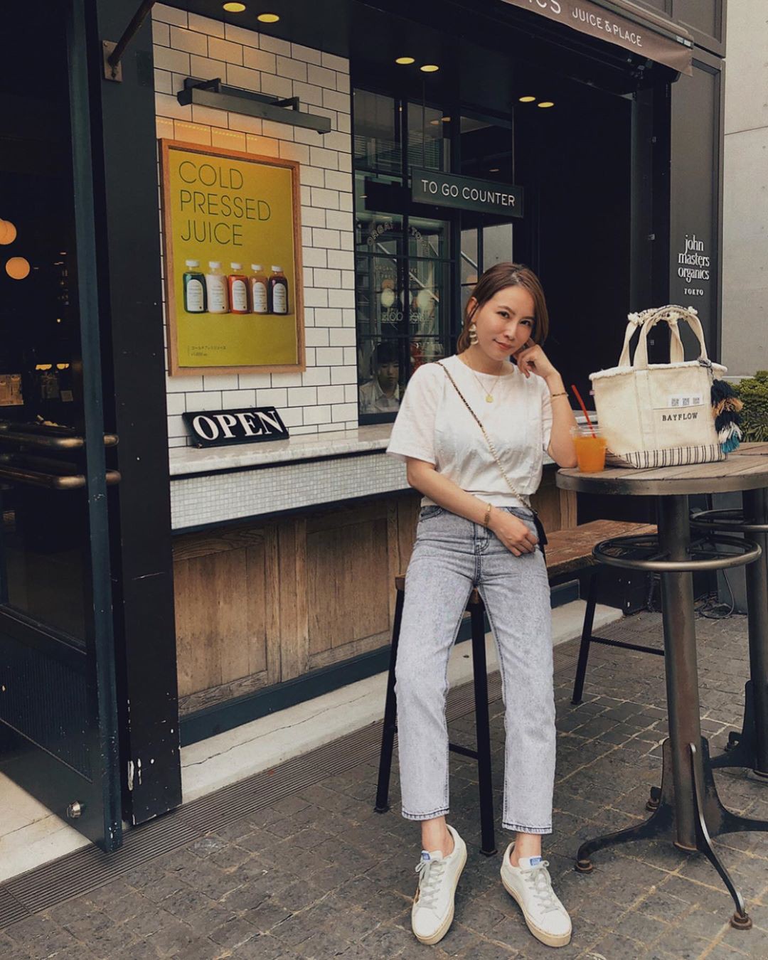 4 lý do nàng công sở nên sắm ngay một đôi sneakers trắng: Thuyết phục nhất là khả năng 'hack' tuổi và sành điệu hóa style - 10 4 lý do nàng công sở nên sắm ngay một đôi sneakers trắng: Thuyết phục nhất là khả năng 'hack' tuổi và sành điệu hóa style - 10