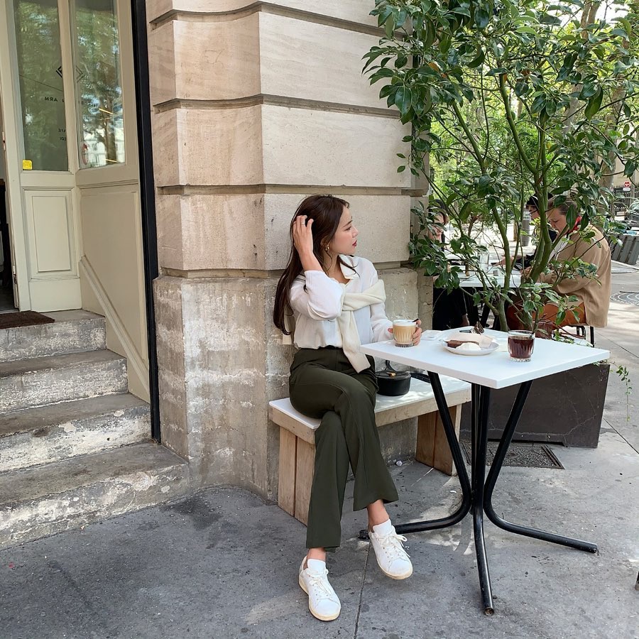 4 lý do nàng công sở nên sắm ngay một đôi sneakers trắng: Thuyết phục nhất là khả năng 'hack' tuổi và sành điệu hóa style - 1 4 lý do nàng công sở nên sắm ngay một đôi sneakers trắng: Thuyết phục nhất là khả năng 'hack' tuổi và sành điệu hóa style - 1