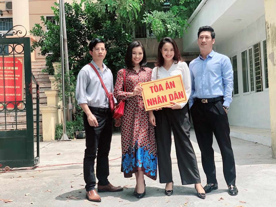 Hoa hồng trên ngực trái: Lộ ảnh Khuê bị chồng bóp cổ, gần cuối phim mới ly dị để đến với 'tương lai sáng lạn' - 1 Hoa hồng trên ngực trái: Lộ ảnh Khuê bị chồng bóp cổ, gần cuối phim mới ly dị để đến với 'tương lai sáng lạn' - 1