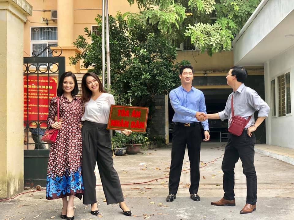 Hoa hồng trên ngực trái: Lộ ảnh Khuê bị chồng bóp cổ, gần cuối phim mới ly dị để đến với 'tương lai sáng lạn' - 2 Hoa hồng trên ngực trái: Lộ ảnh Khuê bị chồng bóp cổ, gần cuối phim mới ly dị để đến với 'tương lai sáng lạn' - 2