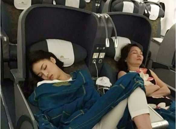 Hình ảnh Á hậu Huyền My với dáng ngồi 'phản cảm' được chia sẻ rầm rộ trên mạng xã hội - 1 Hình ảnh Á hậu Huyền My với dáng ngồi 'phản cảm' được chia sẻ rầm rộ trên mạng xã hội - 1