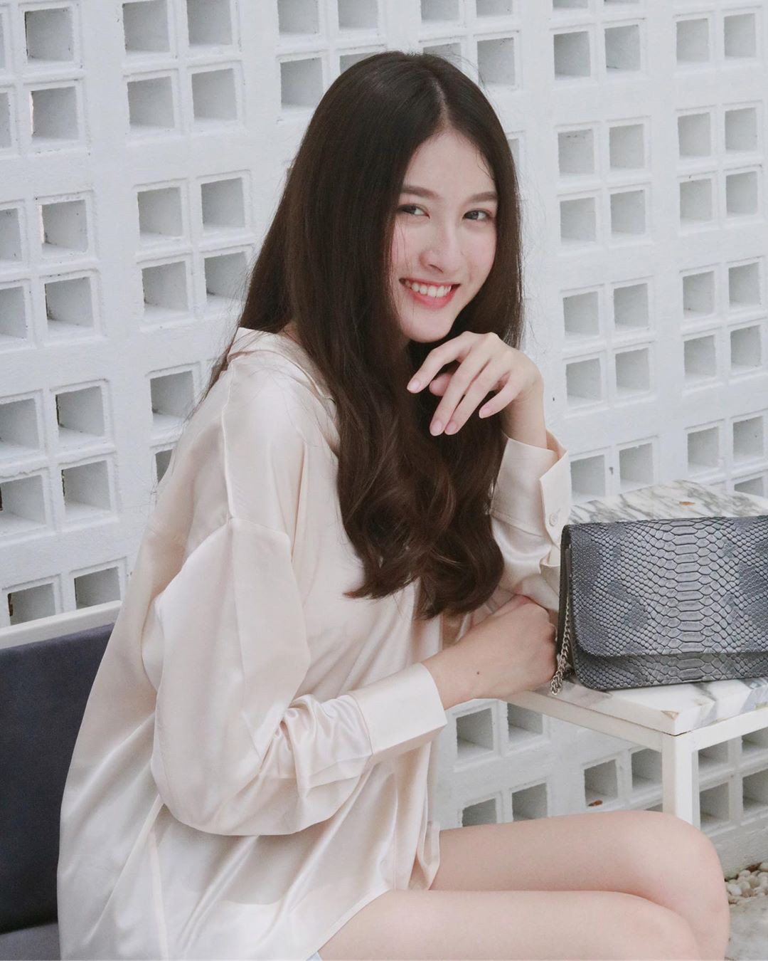 Đây chính là mẫu áo hot hit bạn cần sắm nhất thu này vì mặc kiểu gì cũng đẹp và sang hết nấc - 6 Đây chính là mẫu áo hot hit bạn cần sắm nhất thu này vì mặc kiểu gì cũng đẹp và sang hết nấc - 6