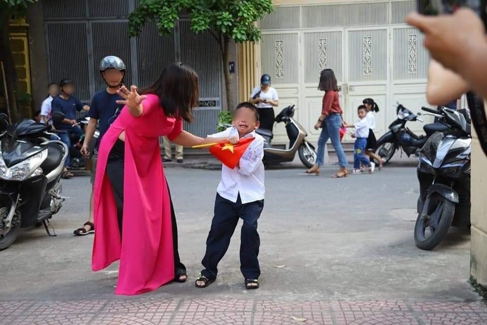 Sự thật về bức ảnh 'Buông đôi tay em ra' của cậu bé sáng ngày khai giảng khiến dân mạng cười đau ruột - 1 Sự thật về bức ảnh 'Buông đôi tay em ra' của cậu bé sáng ngày khai giảng khiến dân mạng cười đau ruột - 1