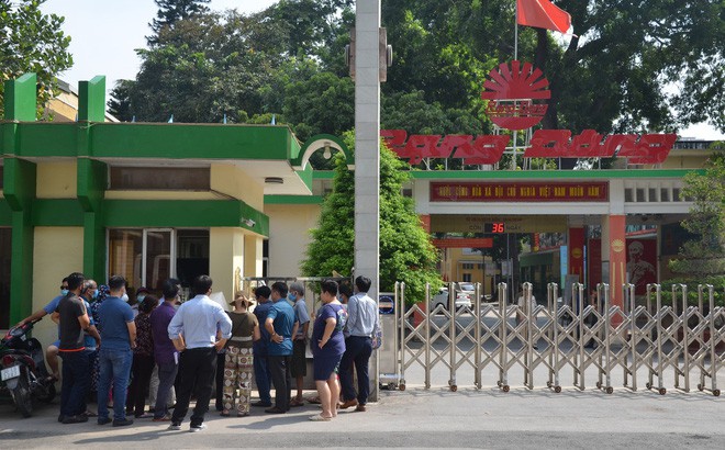 Dân kéo ra Công ty Rạng Đông đòi đối thoại sau thông tin 15,1 - 27,2kg thủy ngân đã phát tán ra môi trường Dân kéo ra Công ty Rạng Đông đòi đối thoại sau thông tin 15,1 - 27,2kg thủy ngân đã phát tán ra môi trường