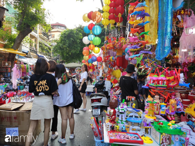 Từ giờ đến phố Hàng Mã vui chơi, chụp ảnh nếu không cẩn thận dễ mất 'tiền phạt' cả trăm nghìn như chơi!? - 11 Từ giờ đến phố Hàng Mã vui chơi, chụp ảnh nếu không cẩn thận dễ mất 'tiền phạt' cả trăm nghìn như chơi!? - 11