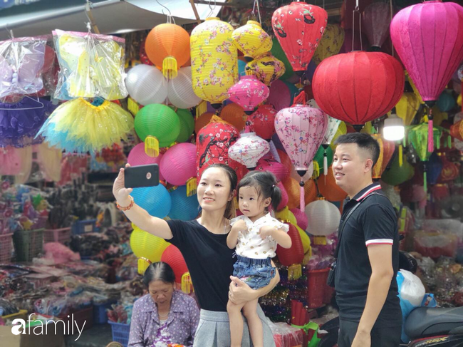 Từ giờ đến phố Hàng Mã vui chơi, chụp ảnh nếu không cẩn thận dễ mất 'tiền phạt' cả trăm nghìn như chơi!? - 2 Từ giờ đến phố Hàng Mã vui chơi, chụp ảnh nếu không cẩn thận dễ mất 'tiền phạt' cả trăm nghìn như chơi!? - 2