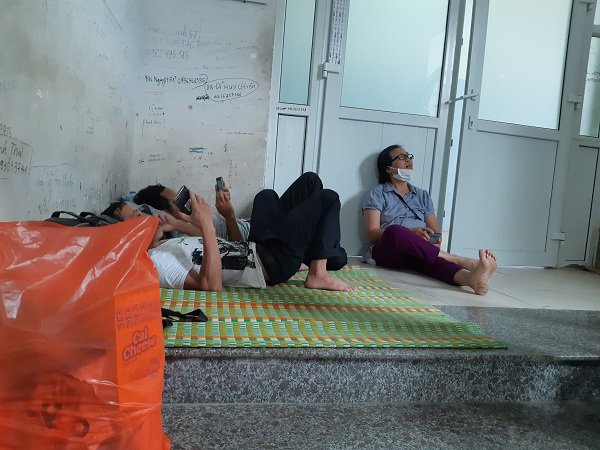 Chuyện cảm động trên bức tường loang lổ bên ngoài phòng mổ: 'Con yêu cố lên, mẹ đợi con về' - 1 Chuyện cảm động trên bức tường loang lổ bên ngoài phòng mổ: 'Con yêu cố lên, mẹ đợi con về' - 1