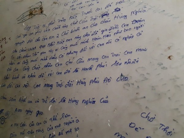 Chuyện cảm động trên bức tường loang lổ bên ngoài phòng mổ: 'Con yêu cố lên, mẹ đợi con về' - 6 Chuyện cảm động trên bức tường loang lổ bên ngoài phòng mổ: 'Con yêu cố lên, mẹ đợi con về' - 6