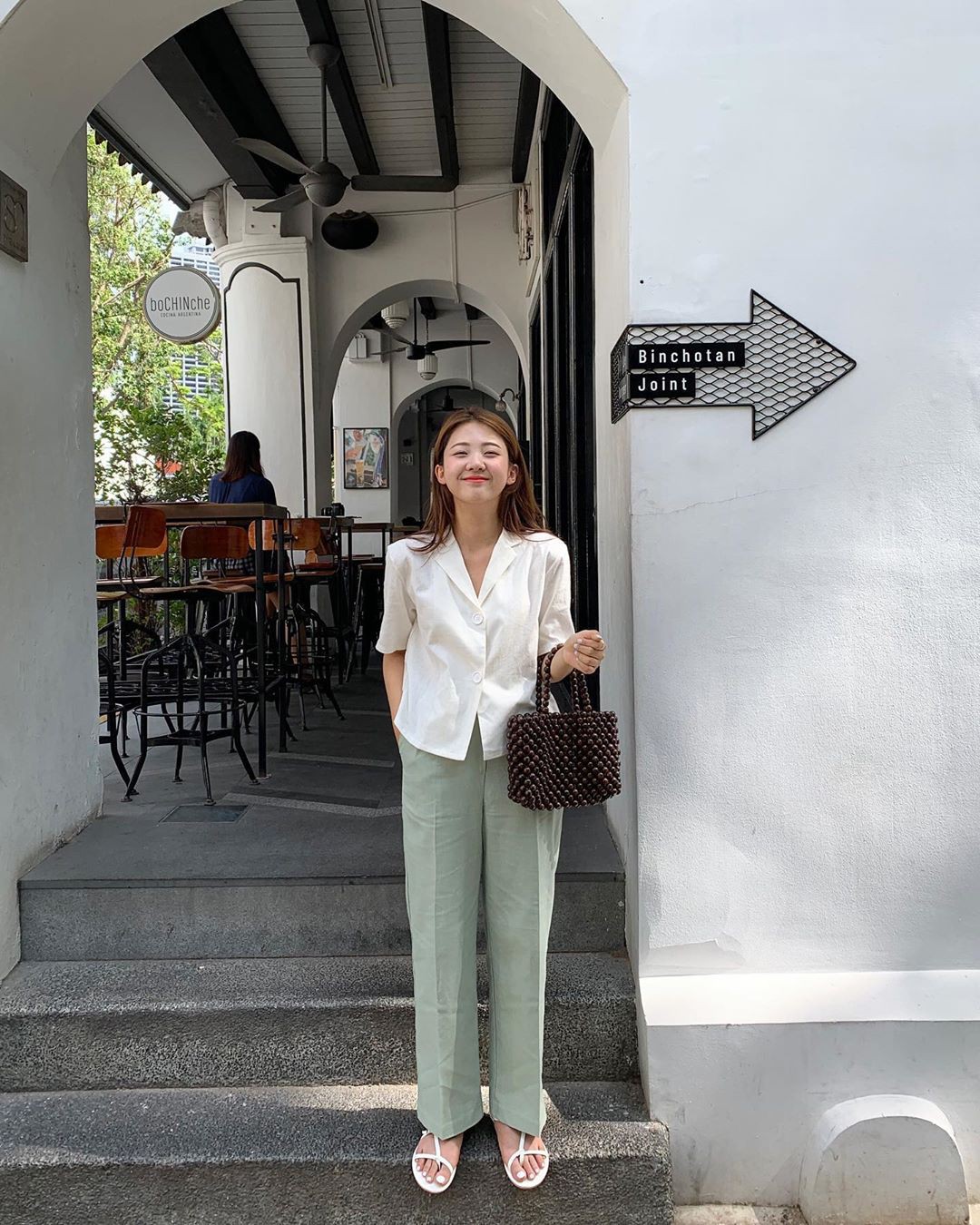 Đừng sơ vin mãi làm gì, cuối tuần chị em hãy xõa với loạt công thức 'áo thả ngoài quần' siêu chất mà không lo dìm dáng - 3 Đừng sơ vin mãi làm gì, cuối tuần chị em hãy xõa với loạt công thức 'áo thả ngoài quần' siêu chất mà không lo dìm dáng - 3