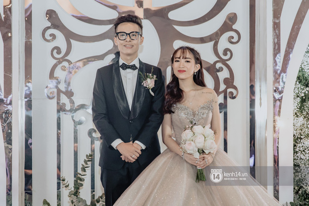 Phan Thành lẻ loi dự đám cưới con gái Minh Nhựa, thiếu mất 1 người quan trọng trong 'hội bạn chơi siêu xe' nức tiếng Sài Gòn - 1 Phan Thành lẻ loi dự đám cưới con gái Minh Nhựa, thiếu mất 1 người quan trọng trong 'hội bạn chơi siêu xe' nức tiếng Sài Gòn - 1