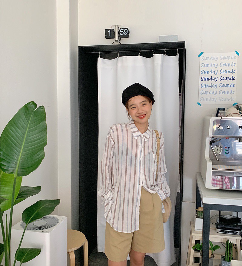 Mấy nàng sành điệu lại phát minh thêm một kiểu diện áo sơ mi: Mở toang vài cúc dưới để trông thật 'ăn chơi', hack chân dài tít tắp Mấy nàng sành điệu lại phát minh thêm một kiểu diện áo sơ mi: Mở toang vài cúc dưới để trông thật 'ăn chơi', hack chân dài tít tắp