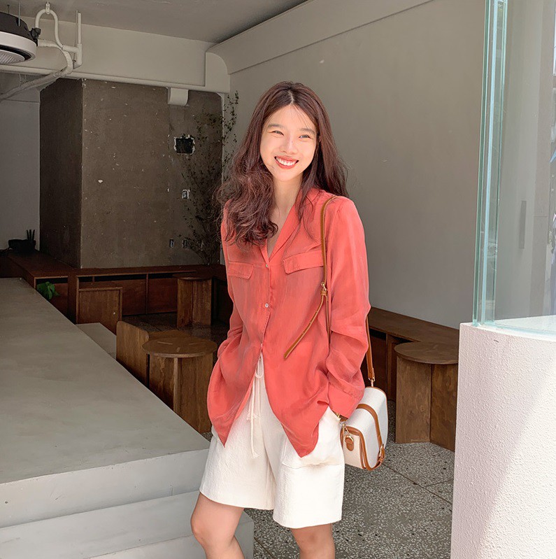 Mấy nàng sành điệu lại phát minh thêm một kiểu diện áo sơ mi: Mở toang vài cúc dưới để trông thật 'ăn chơi', hack chân dài tít tắp - 1 Mấy nàng sành điệu lại phát minh thêm một kiểu diện áo sơ mi: Mở toang vài cúc dưới để trông thật 'ăn chơi', hack chân dài tít tắp - 1