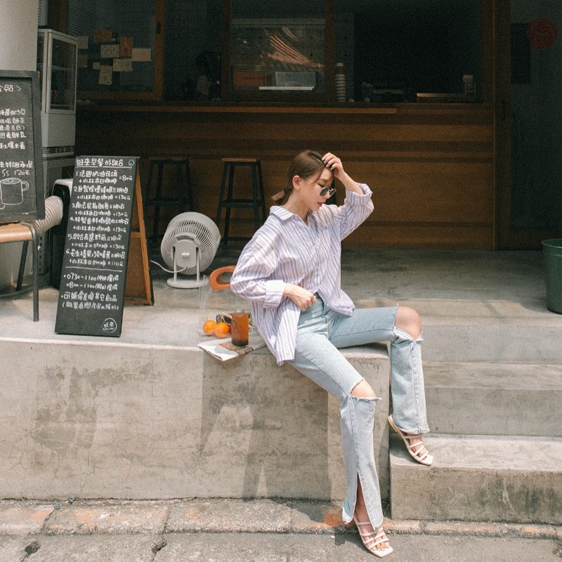 Mấy nàng sành điệu lại phát minh thêm một kiểu diện áo sơ mi: Mở toang vài cúc dưới để trông thật 'ăn chơi', hack chân dài tít tắp - 6 Mấy nàng sành điệu lại phát minh thêm một kiểu diện áo sơ mi: Mở toang vài cúc dưới để trông thật 'ăn chơi', hack chân dài tít tắp - 6