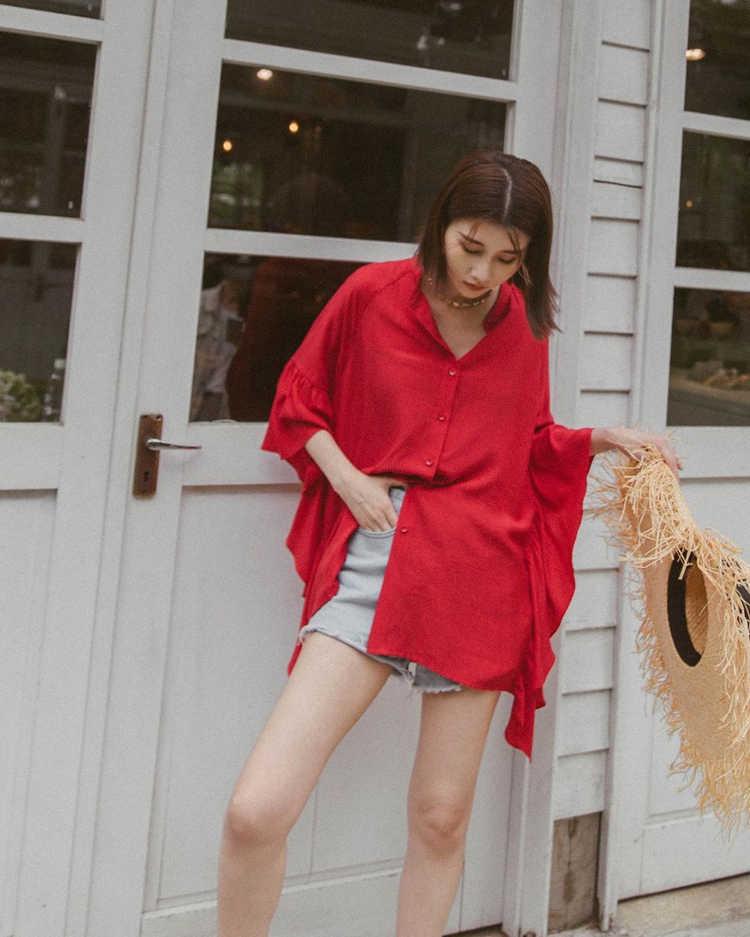 Mấy nàng sành điệu lại phát minh thêm một kiểu diện áo sơ mi: Mở toang vài cúc dưới để trông thật 'ăn chơi', hack chân dài tít tắp - 5 Mấy nàng sành điệu lại phát minh thêm một kiểu diện áo sơ mi: Mở toang vài cúc dưới để trông thật 'ăn chơi', hack chân dài tít tắp - 5