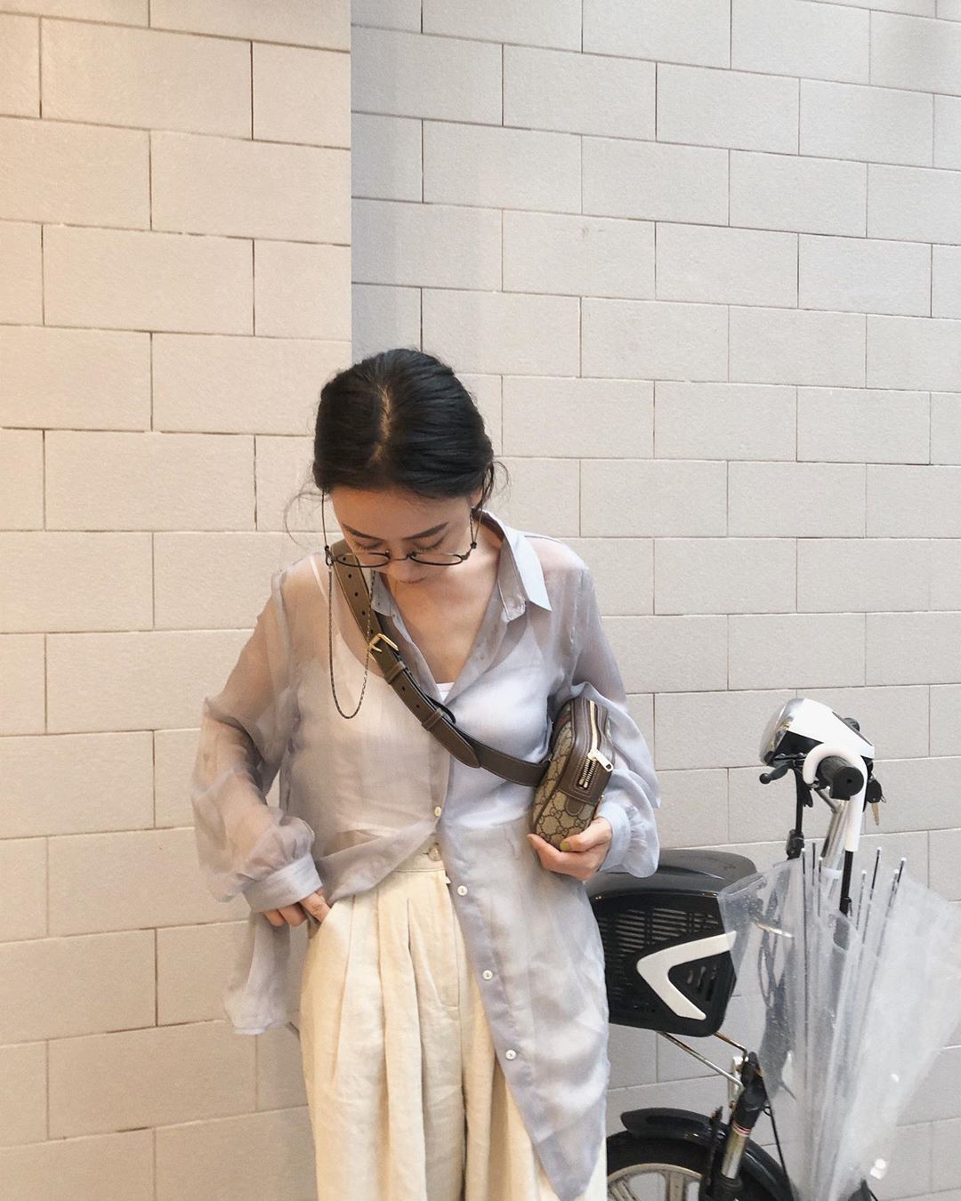 Mấy nàng sành điệu lại phát minh thêm một kiểu diện áo sơ mi: Mở toang vài cúc dưới để trông thật 'ăn chơi', hack chân dài tít tắp - 3 Mấy nàng sành điệu lại phát minh thêm một kiểu diện áo sơ mi: Mở toang vài cúc dưới để trông thật 'ăn chơi', hack chân dài tít tắp - 3