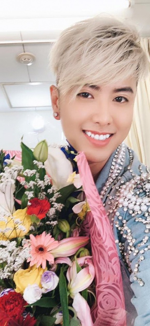Akira Phan gây bất ngờ khi xuất hiện với diện mạo đẹp như trai Hàn sau cuộc đại phẫu thuật sửa mặt Akira Phan gây bất ngờ khi xuất hiện với diện mạo đẹp như trai Hàn sau cuộc đại phẫu thuật sửa mặt