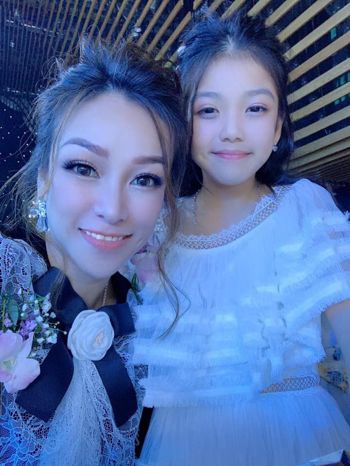 Vợ cũ Minh Nhựa đăng ảnh dự lễ cưới con gái ruột, dân tình có lời khen ngợi nhan sắc nhưng vẫn thắc mắc sao không chụp cùng cô dâu? - 1 Vợ cũ Minh Nhựa đăng ảnh dự lễ cưới con gái ruột, dân tình có lời khen ngợi nhan sắc nhưng vẫn thắc mắc sao không chụp cùng cô dâu? - 1