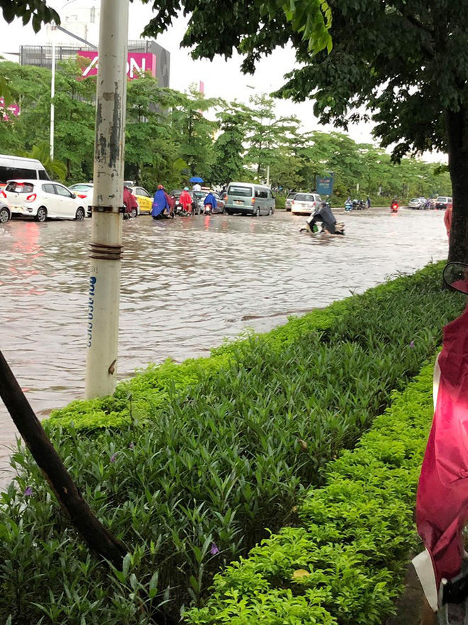 Video ảnh Hà Nội: Sáng thức dậy ngỡ phố hóa sông, 'chôn chân' cả tiếng trên cầu vì ùn tắc - 5 Video ảnh Hà Nội: Sáng thức dậy ngỡ phố hóa sông, 'chôn chân' cả tiếng trên cầu vì ùn tắc - 5