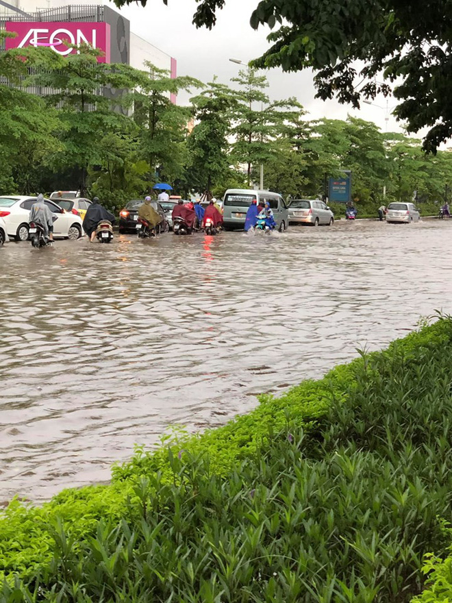 Video ảnh Hà Nội: Sáng thức dậy ngỡ phố hóa sông, 'chôn chân' cả tiếng trên cầu vì ùn tắc - 4 Video ảnh Hà Nội: Sáng thức dậy ngỡ phố hóa sông, 'chôn chân' cả tiếng trên cầu vì ùn tắc - 4