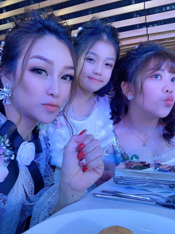 Vợ cũ Minh Nhựa đăng ảnh dự lễ cưới con gái ruột, dân tình có lời khen ngợi nhan sắc nhưng vẫn thắc mắc sao không chụp cùng cô dâu? - 3 Vợ cũ Minh Nhựa đăng ảnh dự lễ cưới con gái ruột, dân tình có lời khen ngợi nhan sắc nhưng vẫn thắc mắc sao không chụp cùng cô dâu? - 3