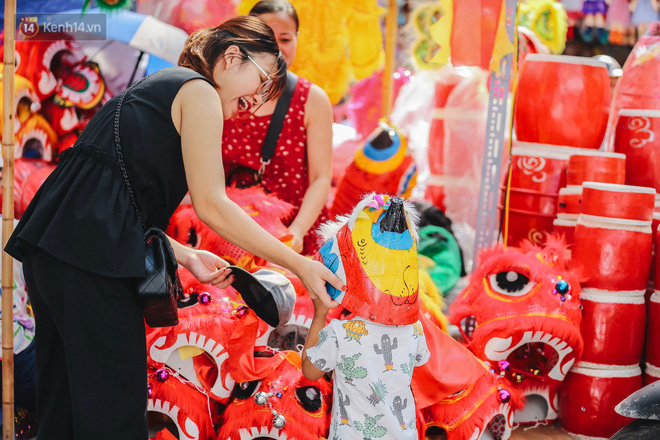 Tiểu thương chợ Trung thu truyền thống Hà Nội đồng loạt treo biển 'Không chụp ảnh, hãy là người có văn hoá!' - 8 Tiểu thương chợ Trung thu truyền thống Hà Nội đồng loạt treo biển 'Không chụp ảnh, hãy là người có văn hoá!' - 8